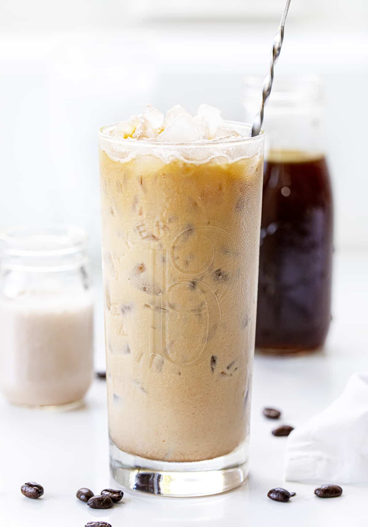 巧克力奶油冷萃后搅拌与冷萃和奶油在背景。冷萃，巧克力冷萃，巧克力奶油冷萃，如何制作冷萃，简单的冷萃，你如何提供冷萃，甜的冷萃，饮料，咖啡饮料，星巴克的山寨冷萃，iambaker，我是面包师。