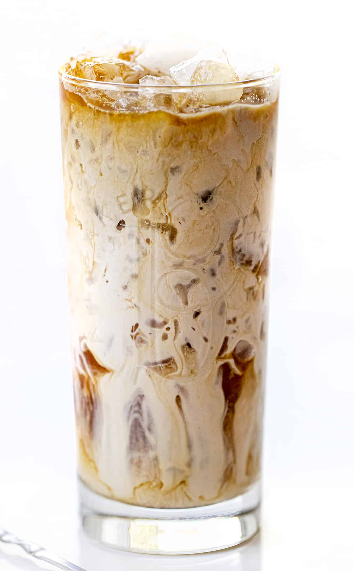 一杯冰巧克力奶油冷萃。冷萃，巧克力冷萃，巧克力奶油冷萃，如何制作冷萃，简单的冷萃，你如何提供冷萃，甜的冷萃，饮料，咖啡饮料，星巴克的山寨冷萃，iambaker，我是面包师。