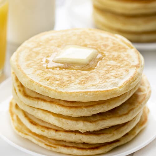 一叠老式煎饼和早餐设置。早餐，煎饼，老式煎饼，经典煎饼食谱，奶奶的煎饼食谱，我是面包师，iambaker。