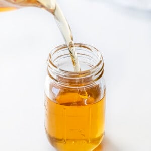 将冷却的普通糖浆倒入玻璃杯中。简单糖浆，如何制作简单糖浆，香草简单糖浆，如何使用简单糖浆，鸡尾酒糖浆，饮料，饮料，食谱，iambaker，我是面包师。