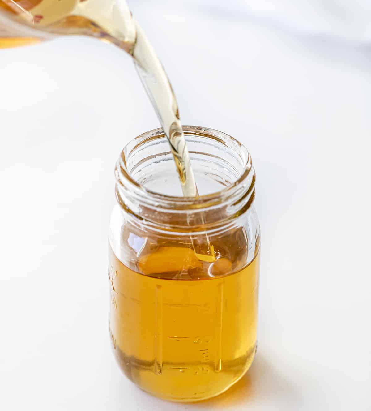 将冷却的普通糖浆倒入玻璃杯中。简单糖浆，如何制作简单糖浆，香草简单糖浆，如何使用简单糖浆，鸡尾酒糖浆，饮料，饮料，食谱，iambaker，我是面包师。