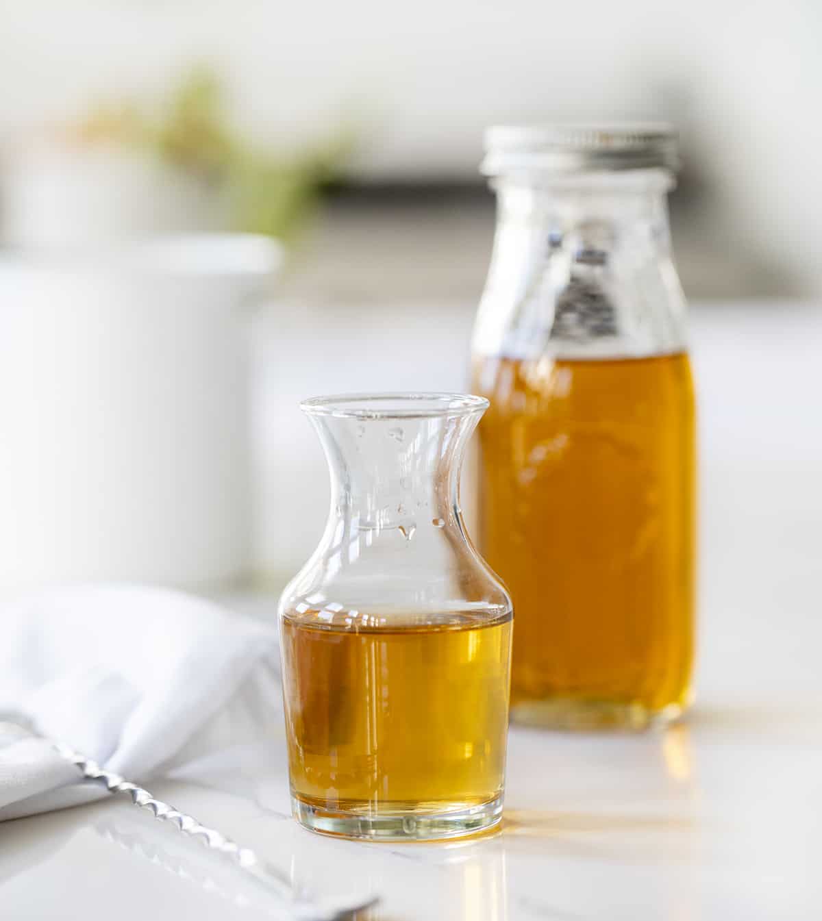 柜台上有几瓶香草糖浆。简单糖浆，如何制作简单糖浆，香草简单糖浆，如何使用简单糖浆，鸡尾酒糖浆，饮料，饮料，食谱，iambaker，我是面包师。