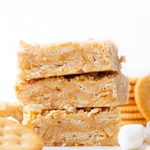 一堆丽兹脆饼，周围有丽兹饼干和棉花糖。采购产品甜点，零食，3种成分甜点，没有烘焙甜点，简单甜点，放学后零食，孩子甜点，我是面包师，iambaker