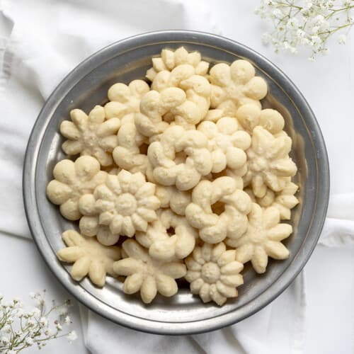头顶上的一盘饼干。烘焙，饼干，Spritz饼干，如何使Spritz饼干没有饼干的压力，饼干交换饼干，最好的Spritz饼干食谱，完美的Spritz饼干，最好的平底锅Spritz饼干，圣诞饼干食谱，圣诞饼干的想法，假日烘焙，甜点，我是面包师，我是面包师