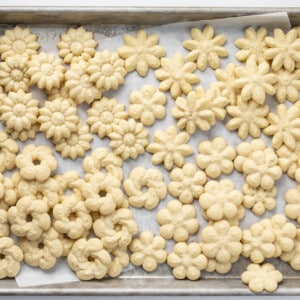 一盘饼干。烘焙，饼干，斯普利兹饼干，如何使斯普利兹饼干没有饼干出版社，饼干交换饼干，最好的斯普利兹饼干食谱，完美的斯普利兹饼干，最好的锅为斯普利兹饼干，圣诞饼干食谱，圣诞饼干的想法，假日烘焙，甜点，我是面包师，iambaker