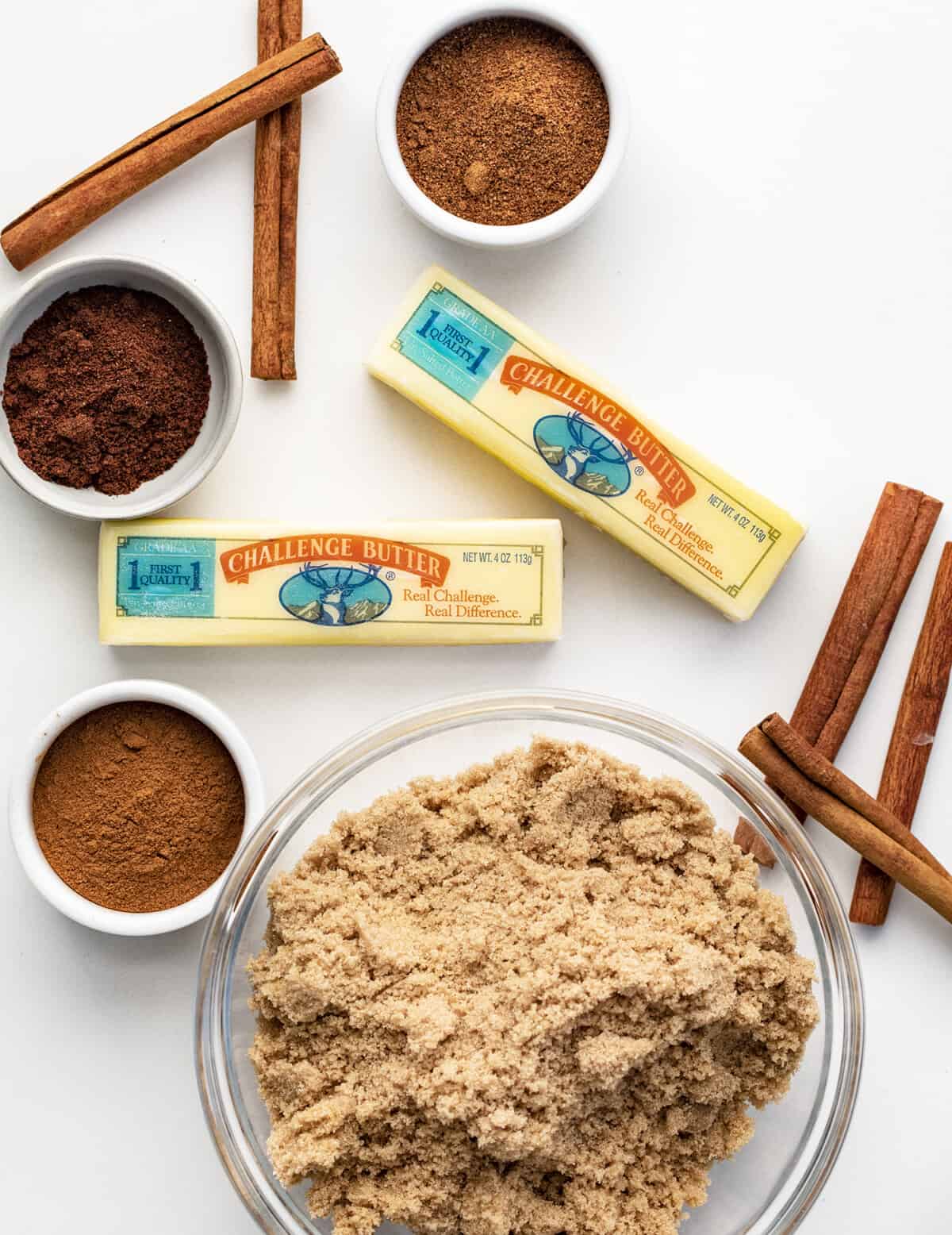 在白色台子上制作热黄油朗姆酒的原料。