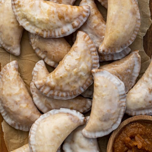 釉面南瓜奶油芝士的手与南瓜泥馅饼。甜点,早餐,甜品,小吃,小吃,食谱,南瓜食谱,容易手馅饼,早餐食谱,我是贝克,iambaker