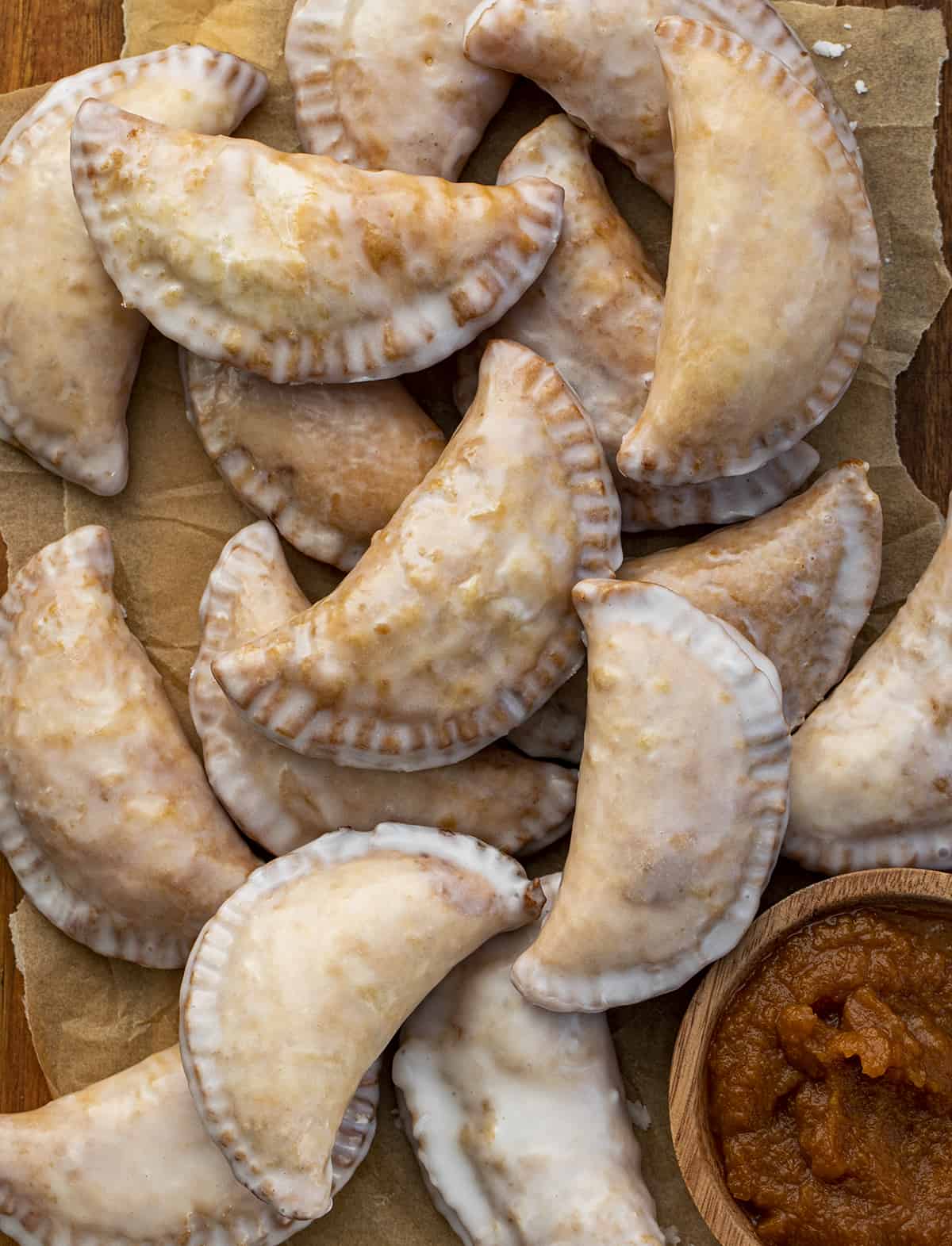 釉面南瓜奶油芝士的手与南瓜泥馅饼。甜点,早餐,甜品,小吃,小吃,食谱,南瓜食谱,容易手馅饼,早餐食谱,我是贝克,iambaker