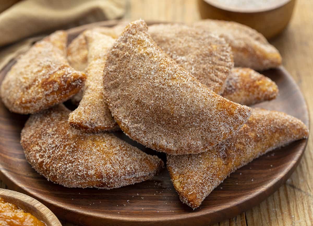 盘子里的南瓜手馅饼。南瓜手派，南瓜炸弹，南瓜甜点，南瓜零食，南瓜香料，南瓜薯片，炸南瓜派，个人南瓜派，肉桂糖南瓜派，秋季食谱，感恩节食谱，圣诞节食谱，感恩节甜点，我是面包师，iambakerhth下载地址