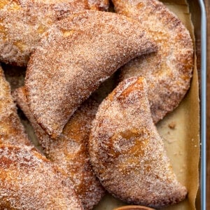 一盘南瓜手派。南瓜手派，南瓜炸弹，南瓜甜点，南瓜零食，南瓜香料，南瓜薯片，炸南瓜派，个人南瓜派，肉桂糖南瓜派，秋季食谱，感恩节食谱，圣诞节食谱，感恩节甜点，我是面包师，iambakerhth下载地址