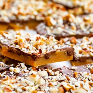 一个太妃糖碎片的特写。糖果，糖果制作，太妃糖，英国太妃糖，如何制作太妃糖，最好的太妃糖，饼干交换，圣诞甜点，甜点，感恩节甜点，礼物交换甜点，我是面包师，iambaker