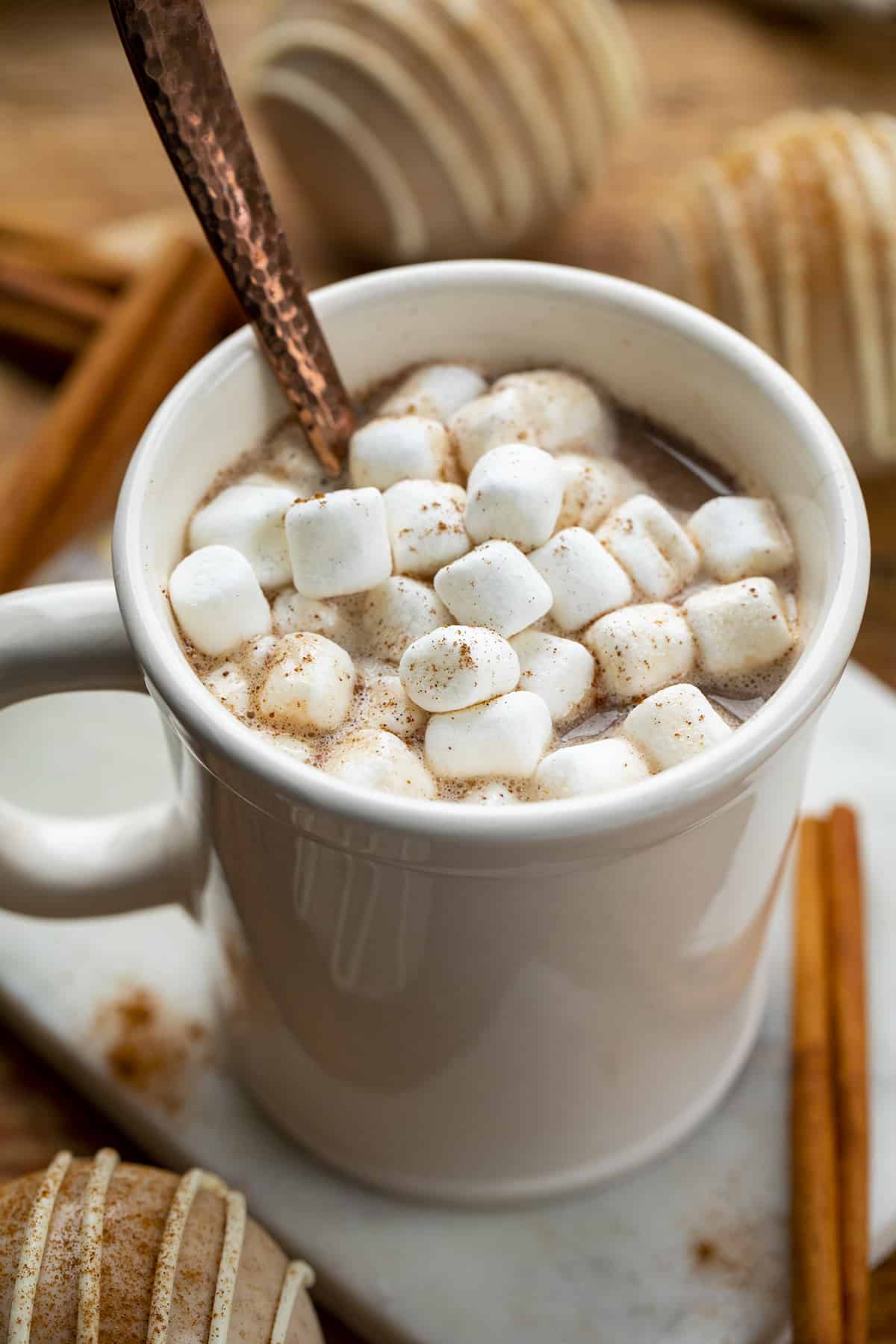 装满士力架巧克力热可可炸弹和棉花糖的杯子。热巧克力炸弹，Snickerdoodle热巧克力炸弹，如何制作热巧克力炸弹，最美味的热巧克力炸弹，热巧克力炸弹持续多长时间，热巧克力炸弹在我附近，容易制作热可可炸弹，热巧克力炸弹的最佳口味，假日甜点，圣诞巧克力炸弹，感恩节热巧克力炸弹，我是面包师，iambaker