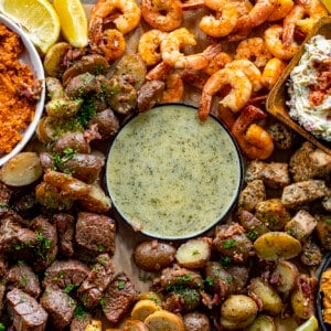 头顶的一个熟食黄油板-冲浪和草坪黄油板与4种不同的黄油，牛排，鸡肉，虾和土豆。熟食，黄油板，病毒式黄油板，抖音黄油板，如何制作黄油板，小吃，晚餐，冲浪和草坪，复合黄油，超级碗食物，我是面包师，iambaker