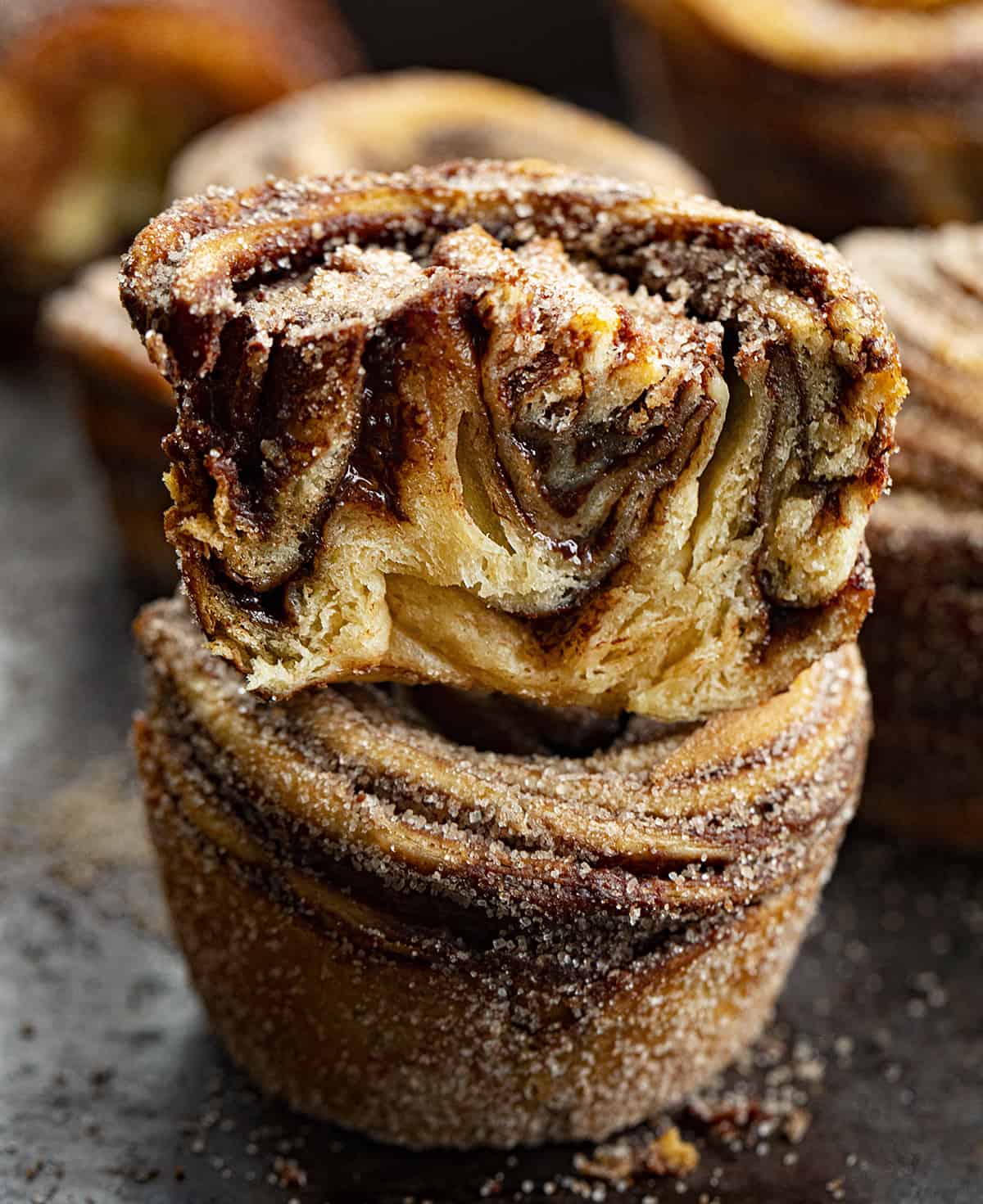 一个巧克力薄荷Cruffin减半,叠上另一个Cruffin。