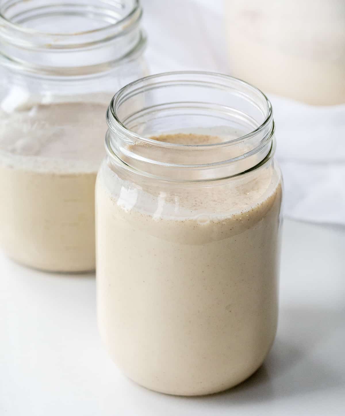 罐装罐装满了自制的RumChata。
