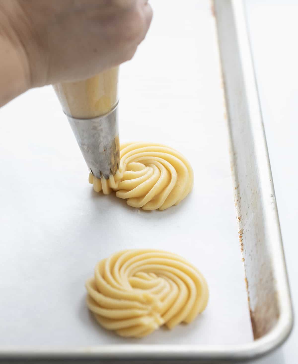 用管道做黄油饼干。