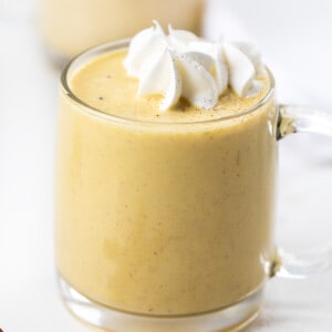 杯子里装满蛋酒，上面放上鲜奶油。