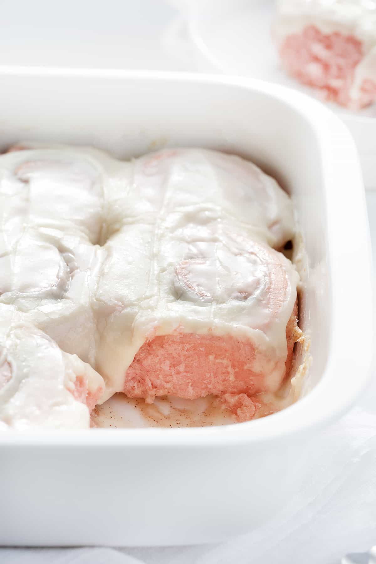 粉卷在平底锅里，涂上糖霜。肉桂卷加浓奶油和淡粉色。