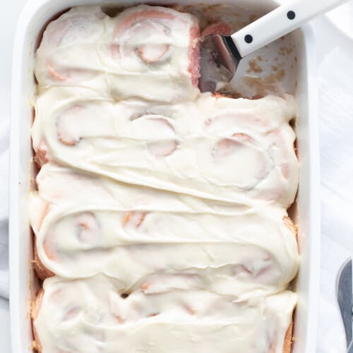 粉卷在平底锅里，涂上糖霜。肉桂卷加浓奶油和淡粉色。