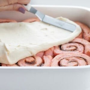 扩散结霜在粉红色的肉桂卷。