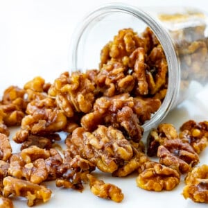 一罐蜜饯核桃打翻了，一些掉在了柜台上。