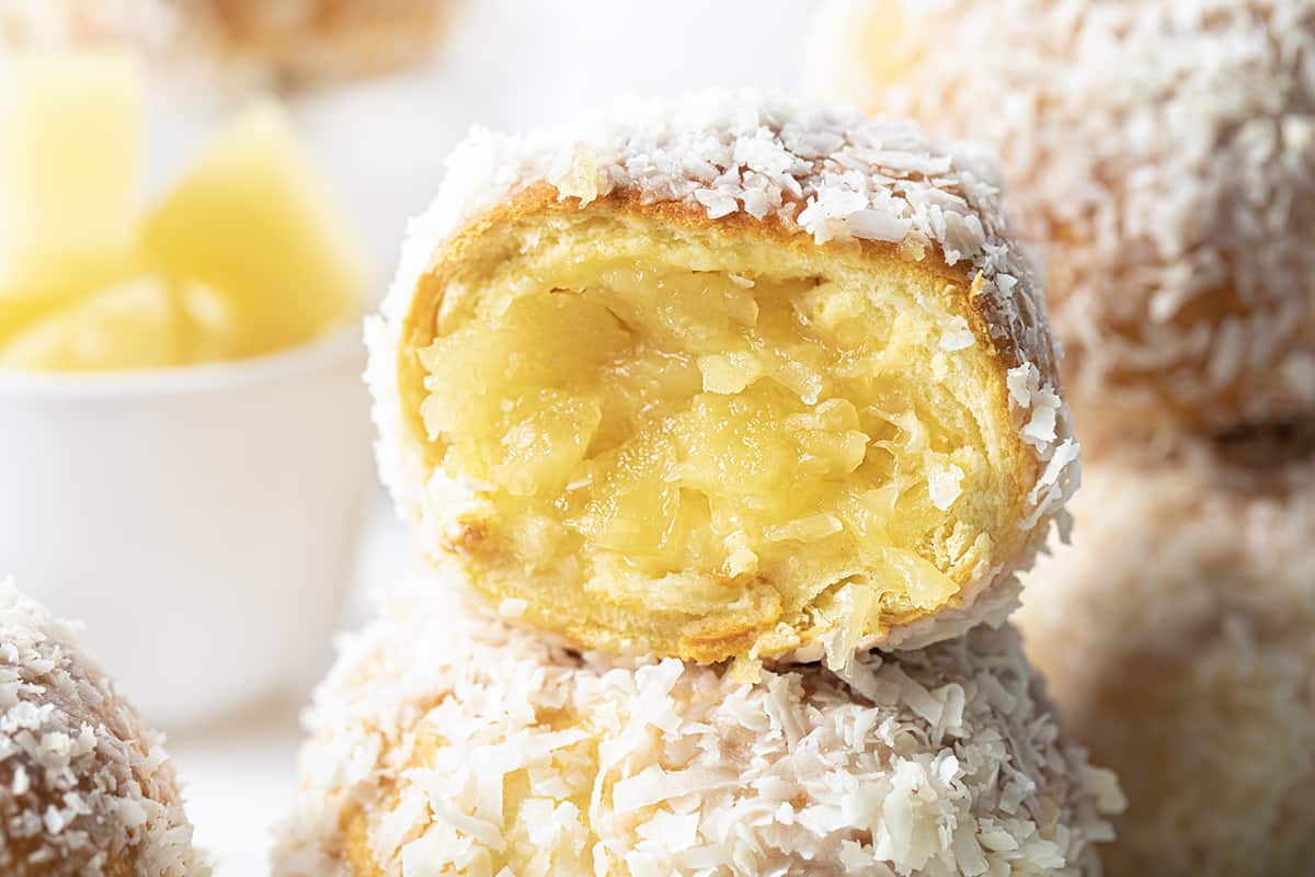 堆叠椰林飘香炸弹与顶部炸弹切成两半显示内部。