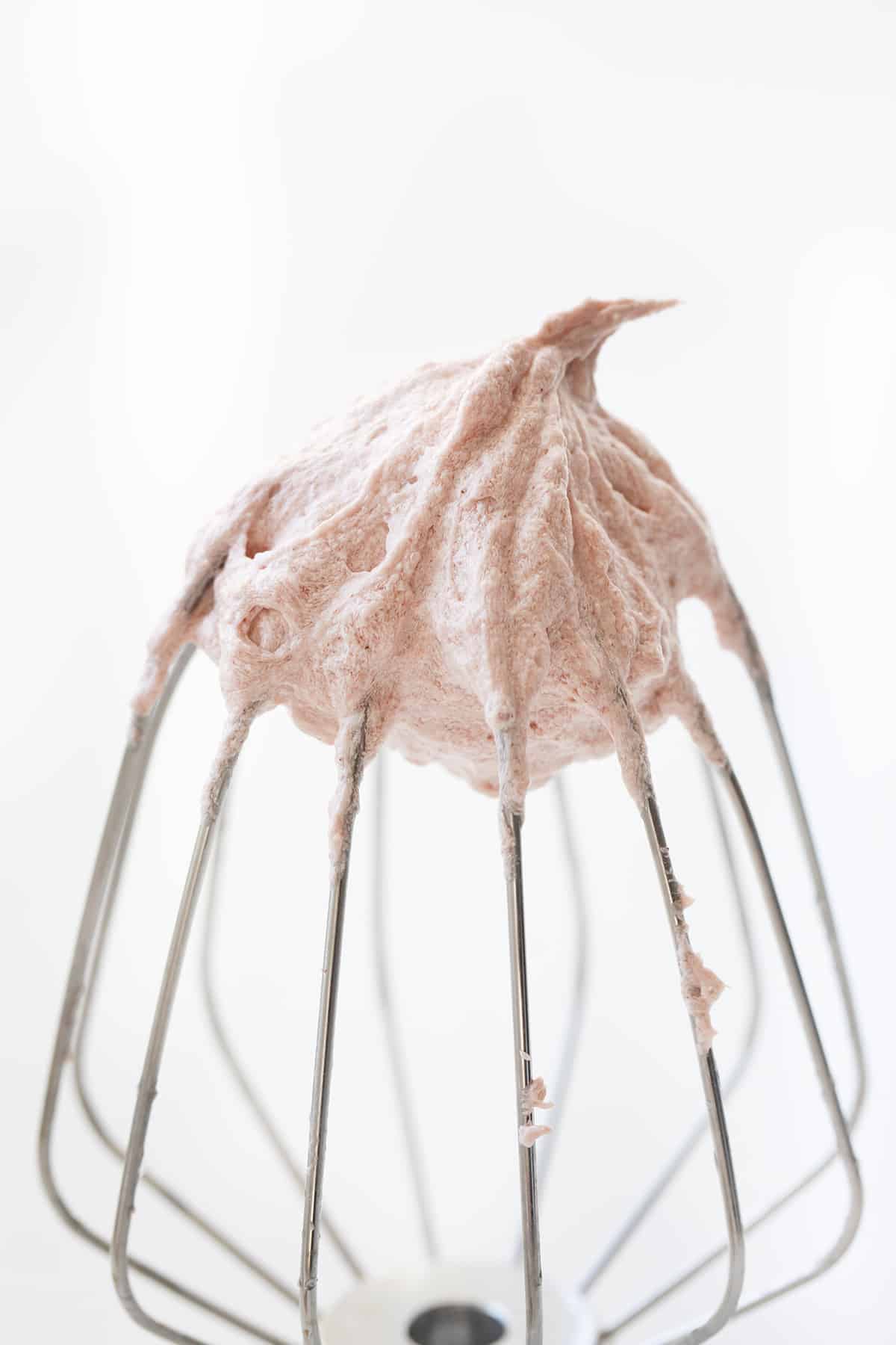 在搅拌混合草莓貂糖霜。