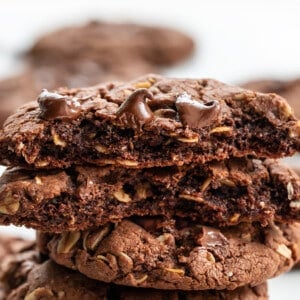 断了一半的巧克力与其他饼干背后燕麦饼干。