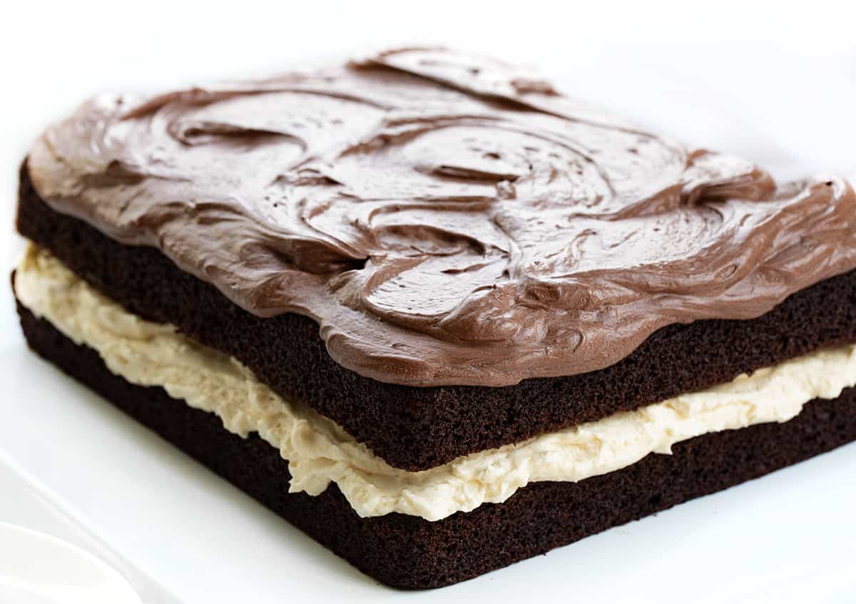 叮咚在一个角度在白色柜台蛋糕。