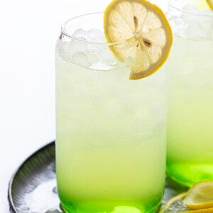 绿巨人用柠檬片砸鸡尾酒在托盘。