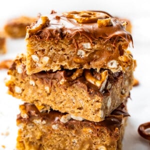 堆椒盐卷饼Scotcheroos白色柜台。