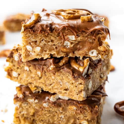 堆椒盐卷饼Scotcheroos白色柜台。