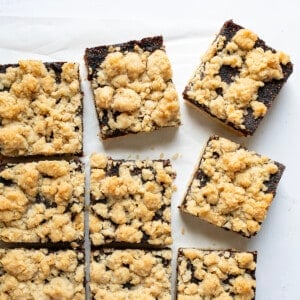 无花果酒吧切成方块,把白色柜台与开销。