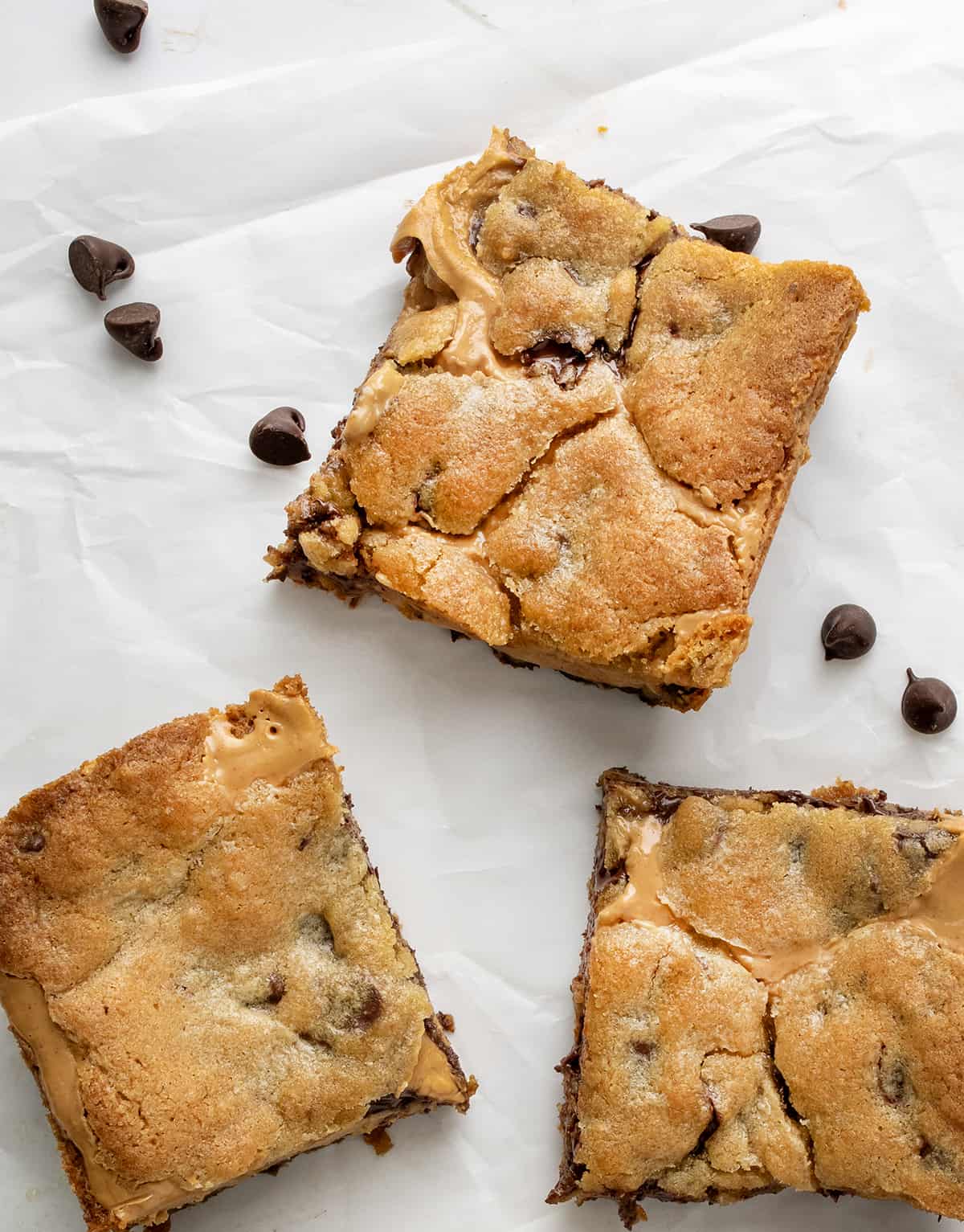 三个花生酱巧克力曲奇酒吧柜台上一些巧克力碎片。