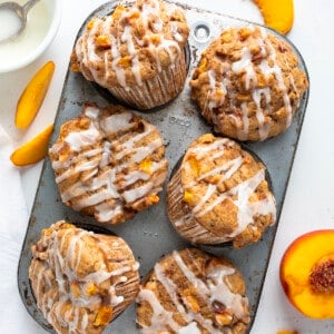 桃子桃子旁边的松饼在松饼锡白色柜台。