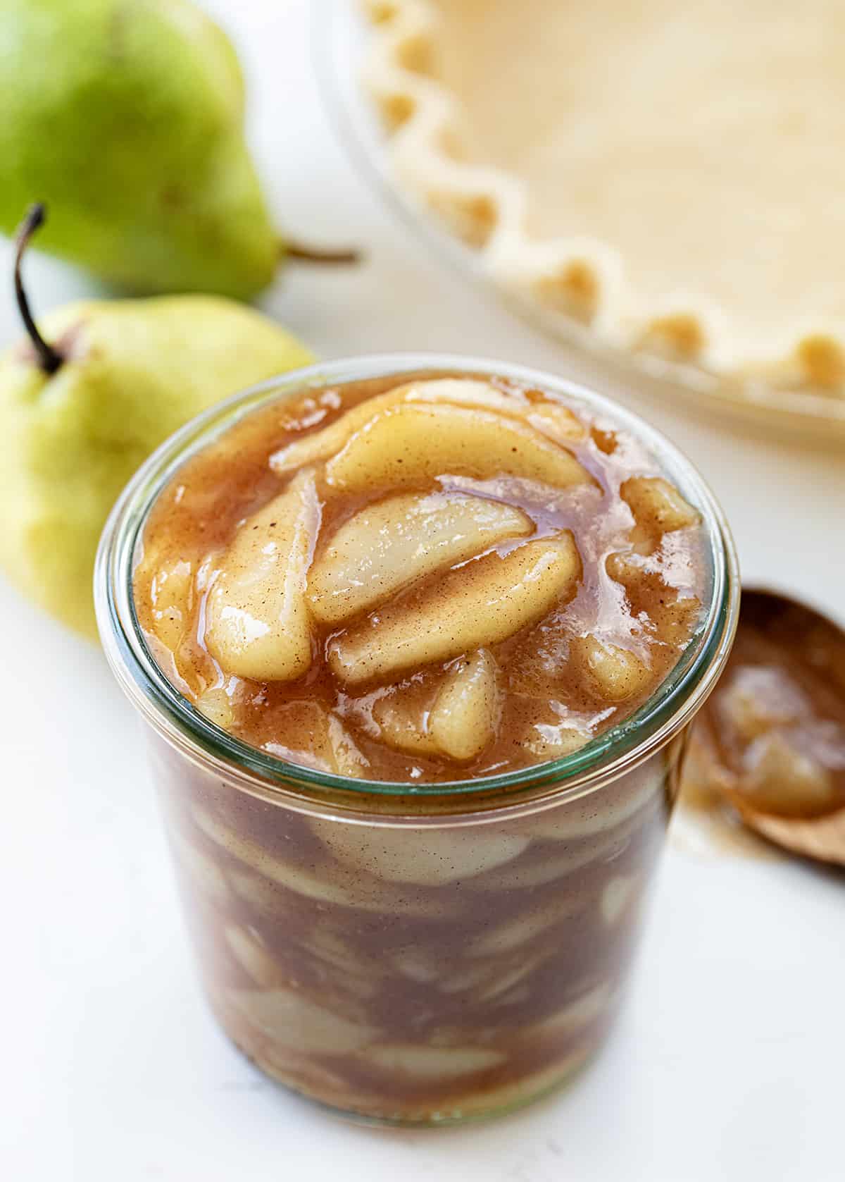 罐梨馅在柜台旁边派皮和梨。