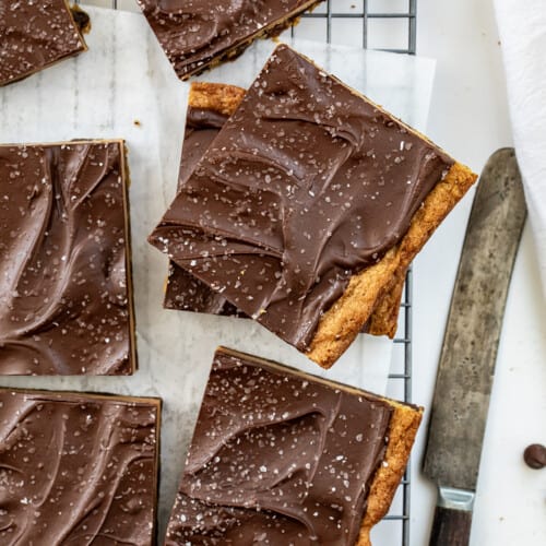 近距离的咸焦糖饼干棒冷却的海草和堆叠的开销。