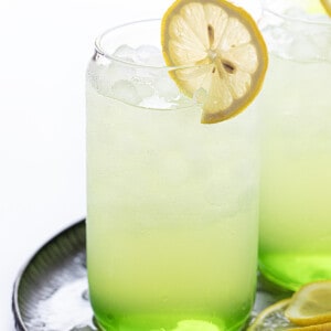 绿巨人用柠檬片砸鸡尾酒在托盘。